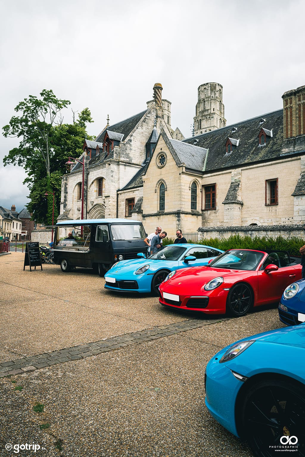 roadtrip balade gotrip etretat eure seine maritime sportive rallye touristique normandie seine bac jumièges bocage plage mer supercars gt cabriolet convoi groupe événement rasso été à faire voiture sportive