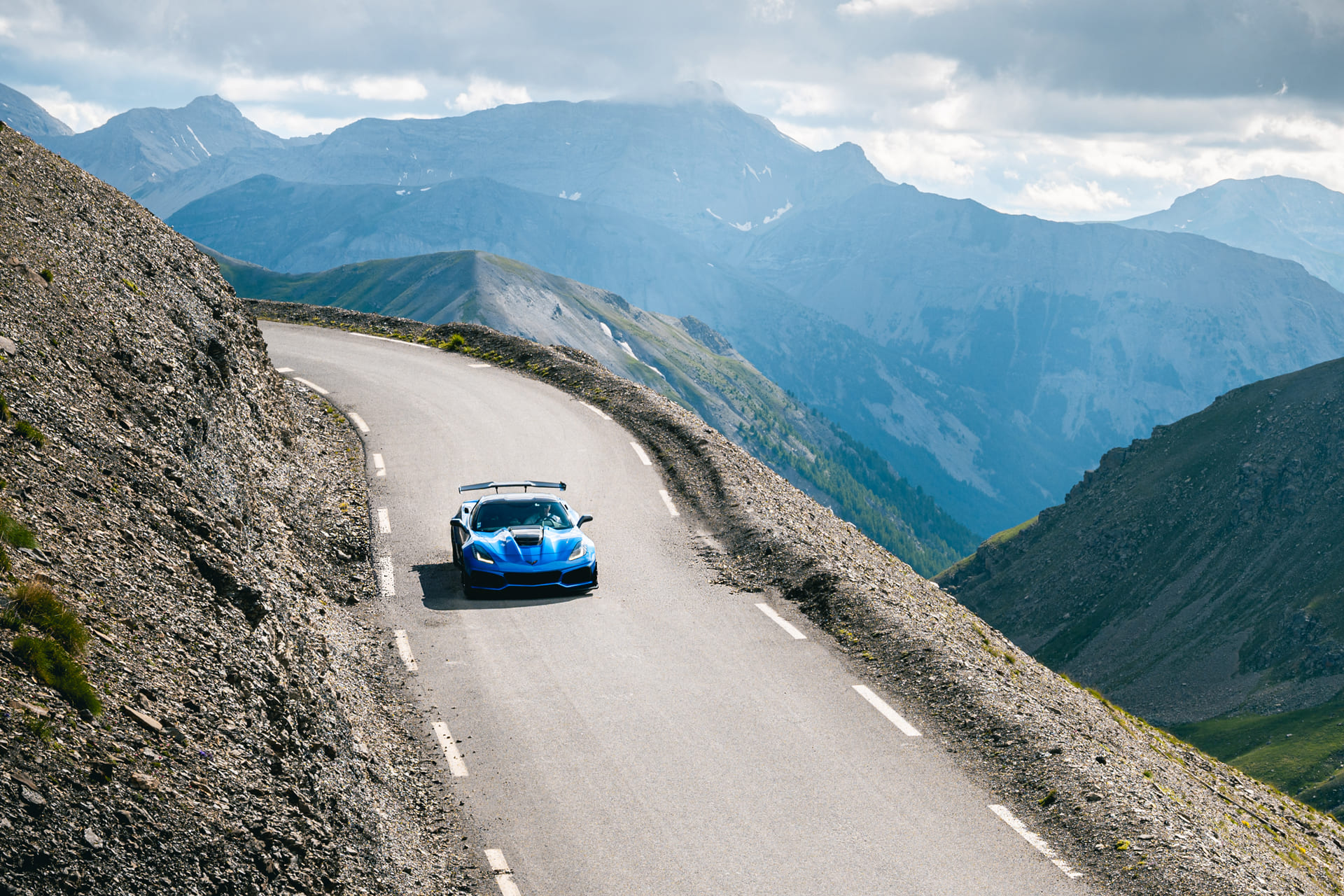 gotrip balade roadtrip gt sportives supercars porsche ferrari jaguar aston martin lamborghini maserati lotus alpine grandes alpes 2026 chevrolet corvette c7 zr1 route cols bonette