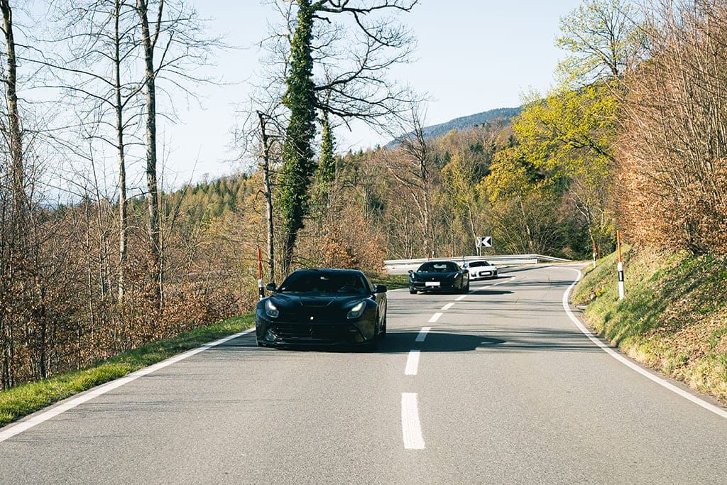 roadtrip balade voitures sportives gt cabriolet GTI luxe prestige sportives supercars massif forets jura doubs hologer suisse lacs Parc naturel régional du Haut-Jura Jura Vaudois Neuchatel frontière pâques avril printemps montagne monts vallées rallye touristique itinéraire Porsche Maserati Lamborghini Ferrari Jaguar BMW Lotus Corvette Mustang Aston Martin Alpine Audi R8 S2000 911 Carrera 370z GTR YarisGR Ford Focus RS gotrip hotel gastronomie restaurant piscine SPA