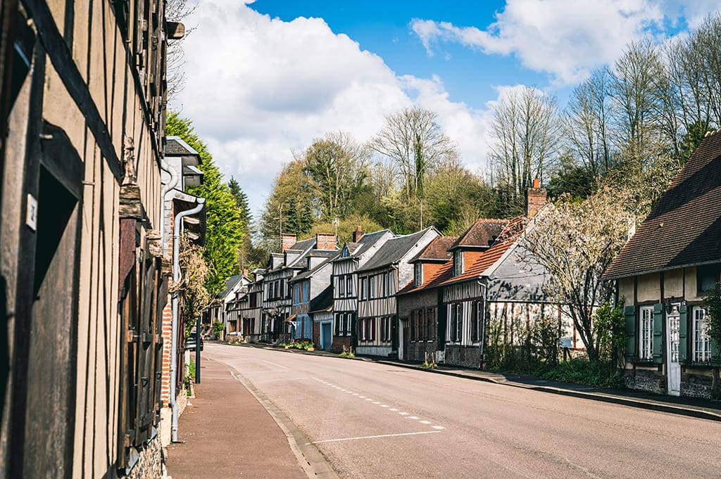 lyons la foret roadtrip balade voitures sportives gotrip routes vexin normand roadtrip GT supercars normandie yvelines itinéraire vallée d'eure bistronimie gastronomie épicurisme événement automobile thoiry rambouillet evreux les andelys vesly gisors rassemblement confidentiel Constance Hyest Mont Viné