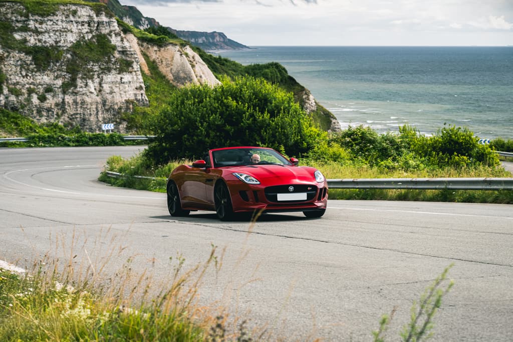roadtrip balade gotrip etretat eure seine maritime sportive rallye touristique normandie seine bac jumièges bocage plage mer supercars gt cabriolet convoi groupe événement rasso été à faire voiture sportive Jaguar F-Type V8